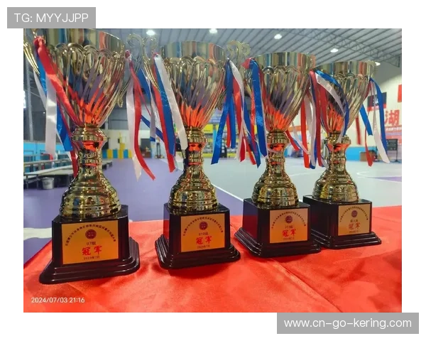 荣县“迎春杯”游泳比赛各组别前三名获证书与奖品。