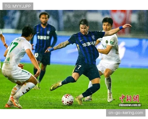 武汉体育中心体育场承办武汉三镇对阵浙江俱乐部绿城比赛